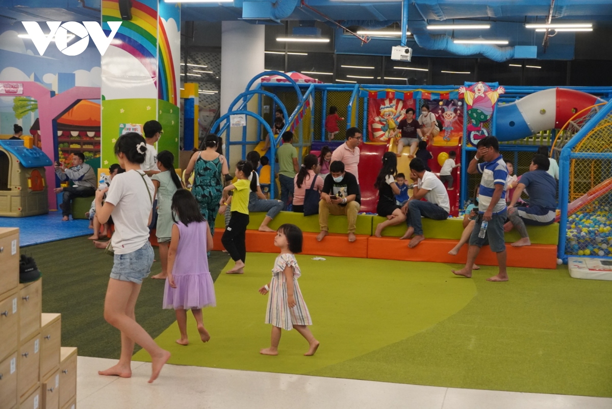 Các khu vui chơi ở TP.HCM vẫn đông đúc nhộn nhịp trong ngày thứ 3 của kỳ nghỉ lễ - Ảnh 9.