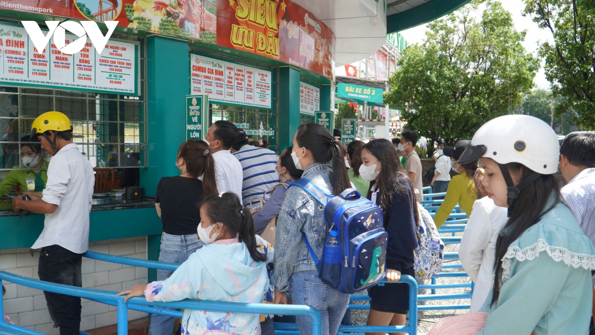 Các khu vui chơi ở TP.HCM vẫn đông đúc nhộn nhịp trong ngày thứ 3 của kỳ nghỉ lễ - Ảnh 1.