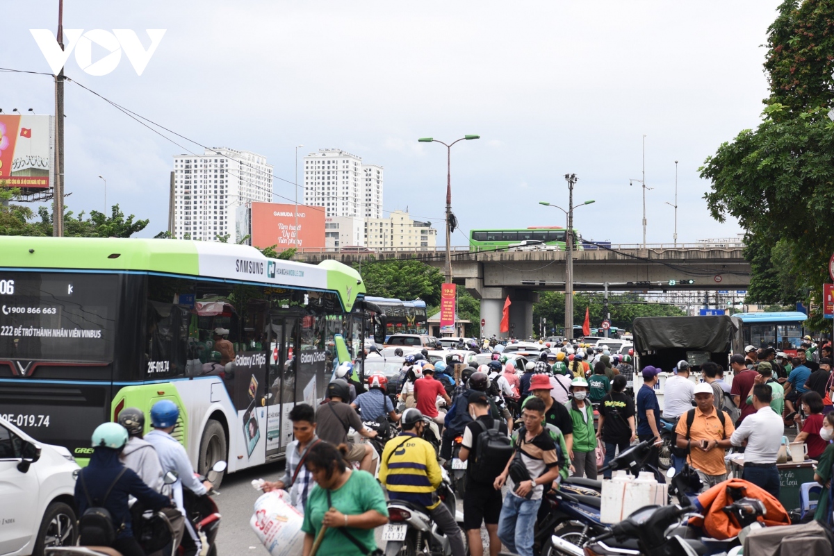 Các phương tiện ùn ùn đổ về Thủ đô ngày cuối nghỉ lễ - Ảnh 14.