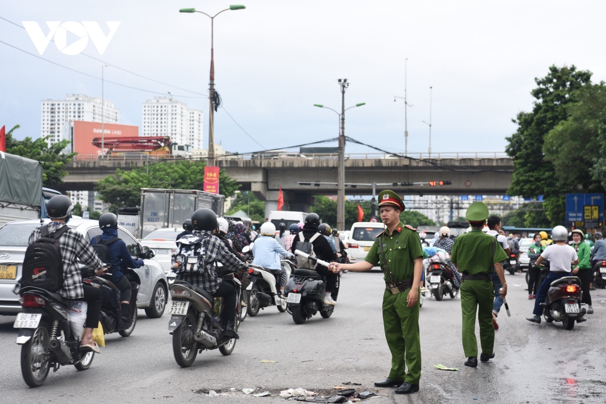 Các phương tiện ùn ùn đổ về Thủ đô ngày cuối nghỉ lễ - Ảnh 16.