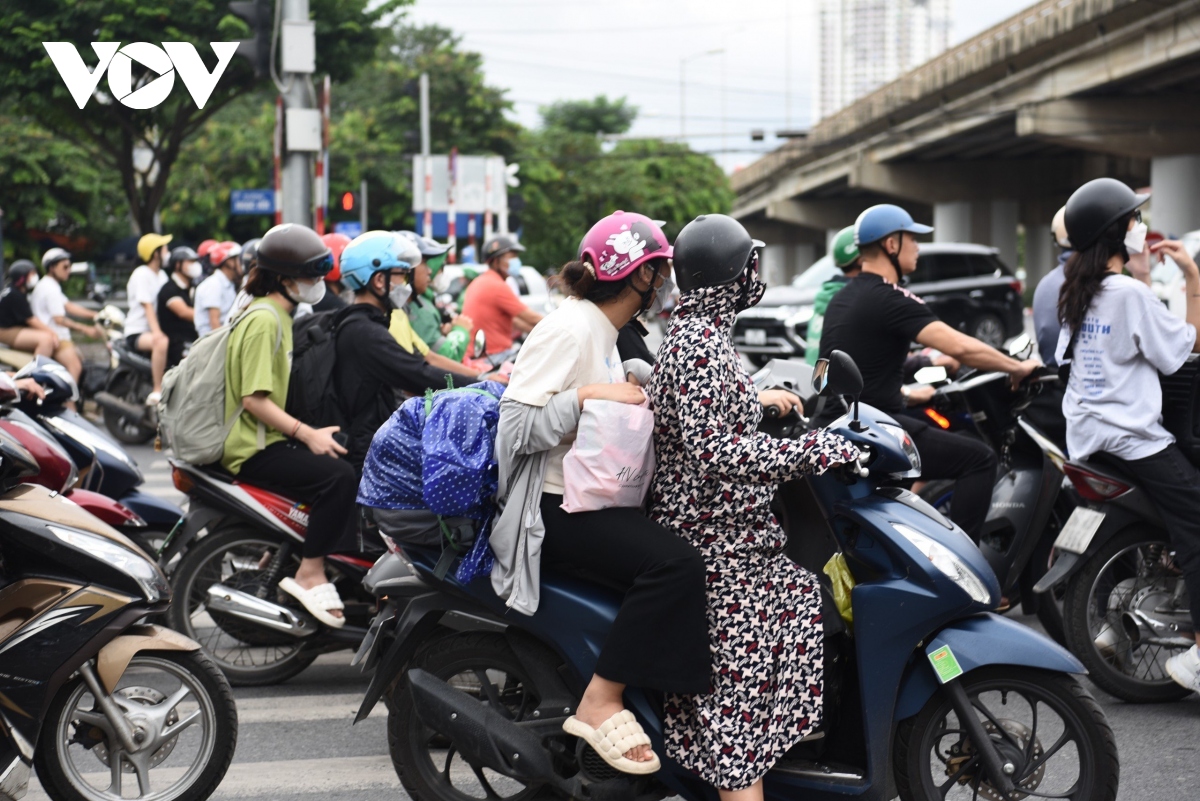 Các phương tiện ùn ùn đổ về Thủ đô ngày cuối nghỉ lễ - Ảnh 8.