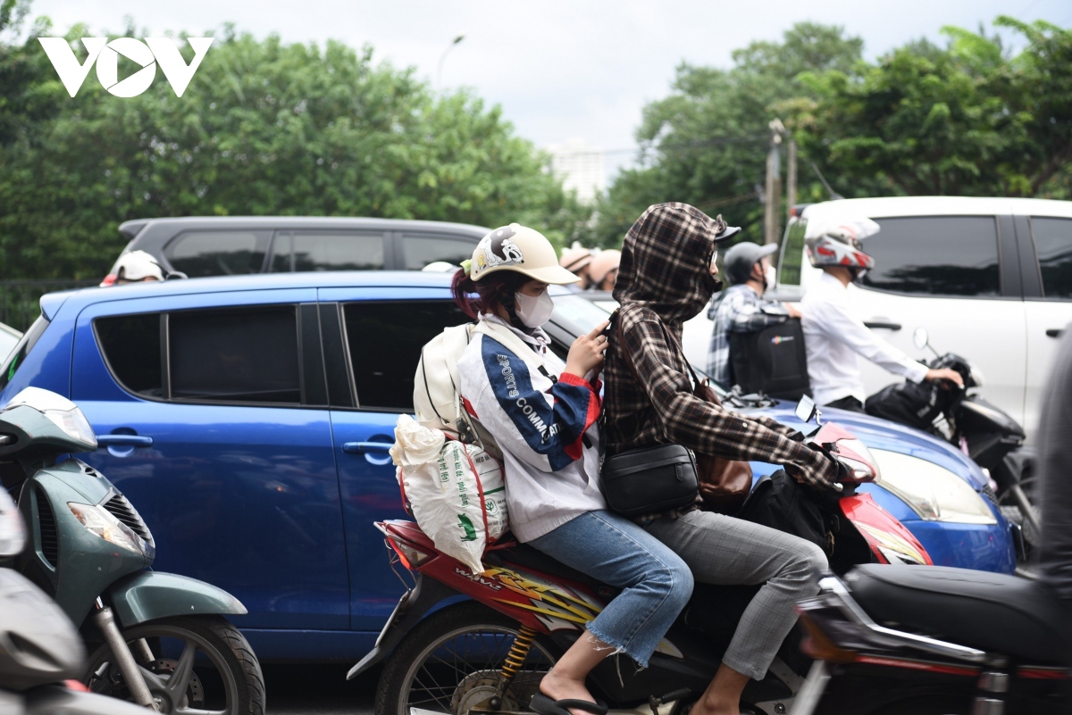 Các phương tiện ùn ùn đổ về Thủ đô ngày cuối nghỉ lễ - Ảnh 9.