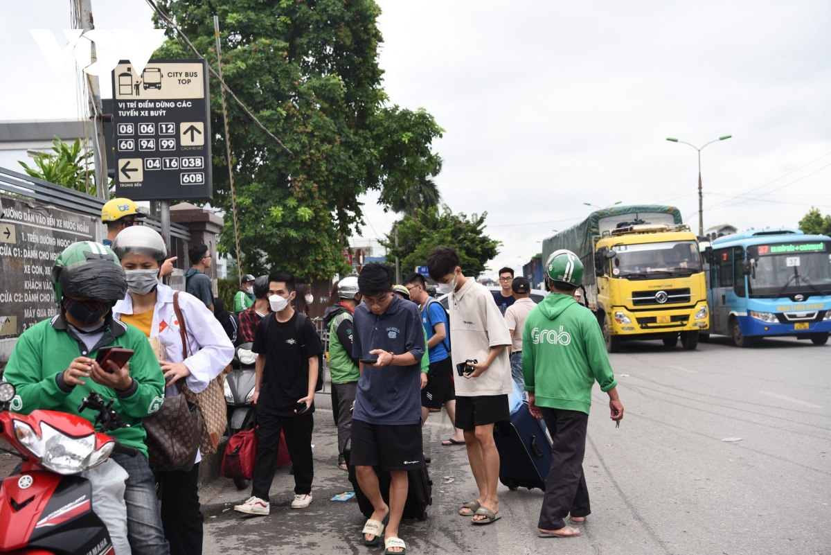 Các phương tiện ùn ùn đổ về Thủ đô ngày cuối nghỉ lễ - Ảnh 11.