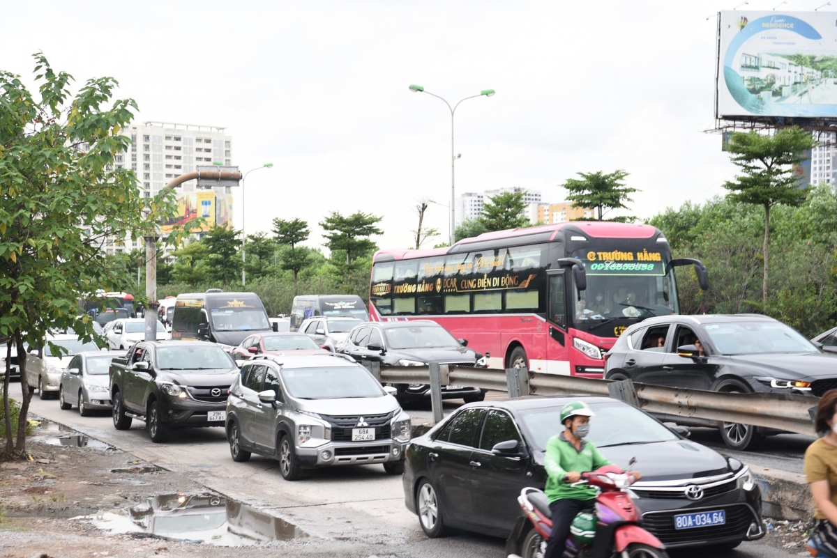 Các phương tiện ùn ùn đổ về Thủ đô ngày cuối nghỉ lễ - Ảnh 4.