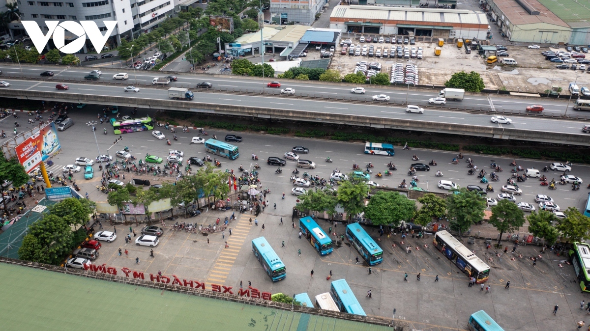 Các phương tiện ùn ùn đổ về Thủ đô ngày cuối nghỉ lễ - Ảnh 19.