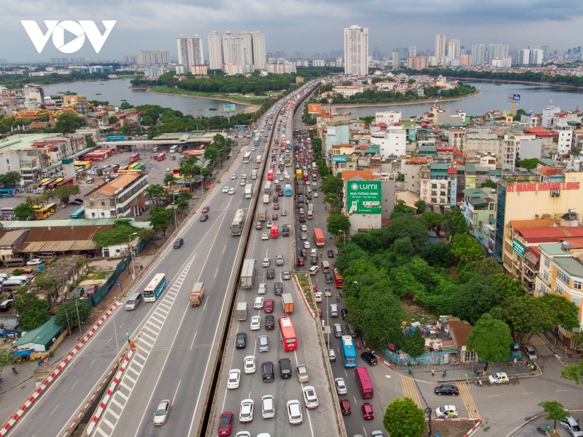 Các phương tiện ùn ùn đổ về Thủ đô ngày cuối nghỉ lễ - Ảnh 2.