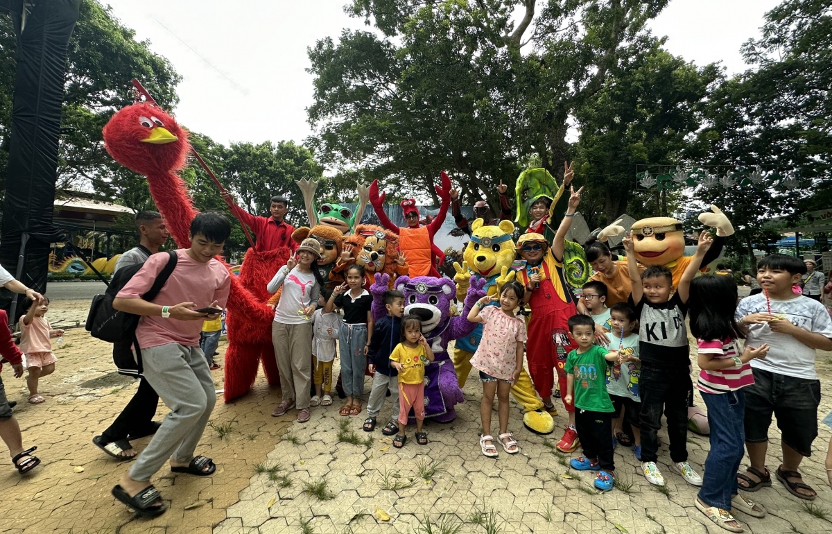 Các khu vui chơi ở TP.HCM vẫn đông đúc nhộn nhịp trong ngày thứ 3 của kỳ nghỉ lễ - Ảnh 6.
