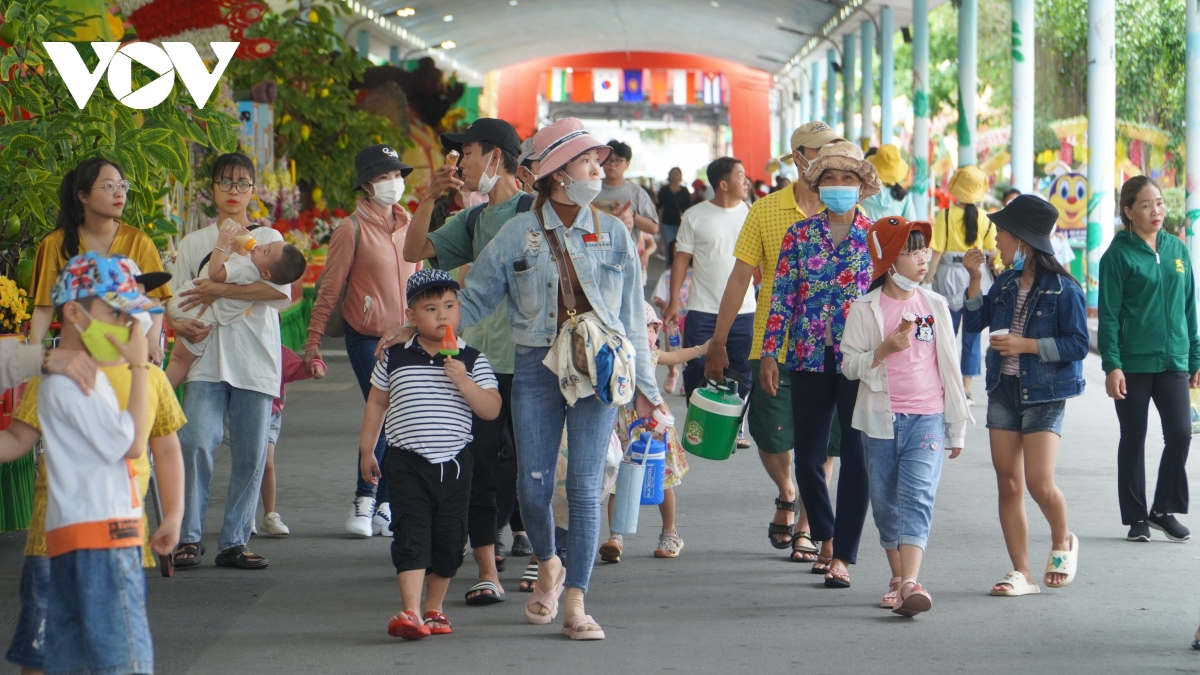 Các khu vui chơi ở TP.HCM vẫn đông đúc nhộn nhịp trong ngày thứ 3 của kỳ nghỉ lễ - Ảnh 2.