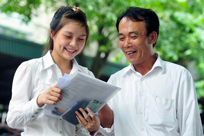 Đưa con đến trường nhập học, trang phục “áo ba lỗ” của phụ huynh gây tranh cãi: Bố mẹ có cần chỉn chu không? - Ảnh 2. Đưa con đến trường nhập học, trang phục “áo ba lỗ” của phụ huynh gây tranh cãi: Bố mẹ có cần chỉn chu không? - Ảnh 2.
