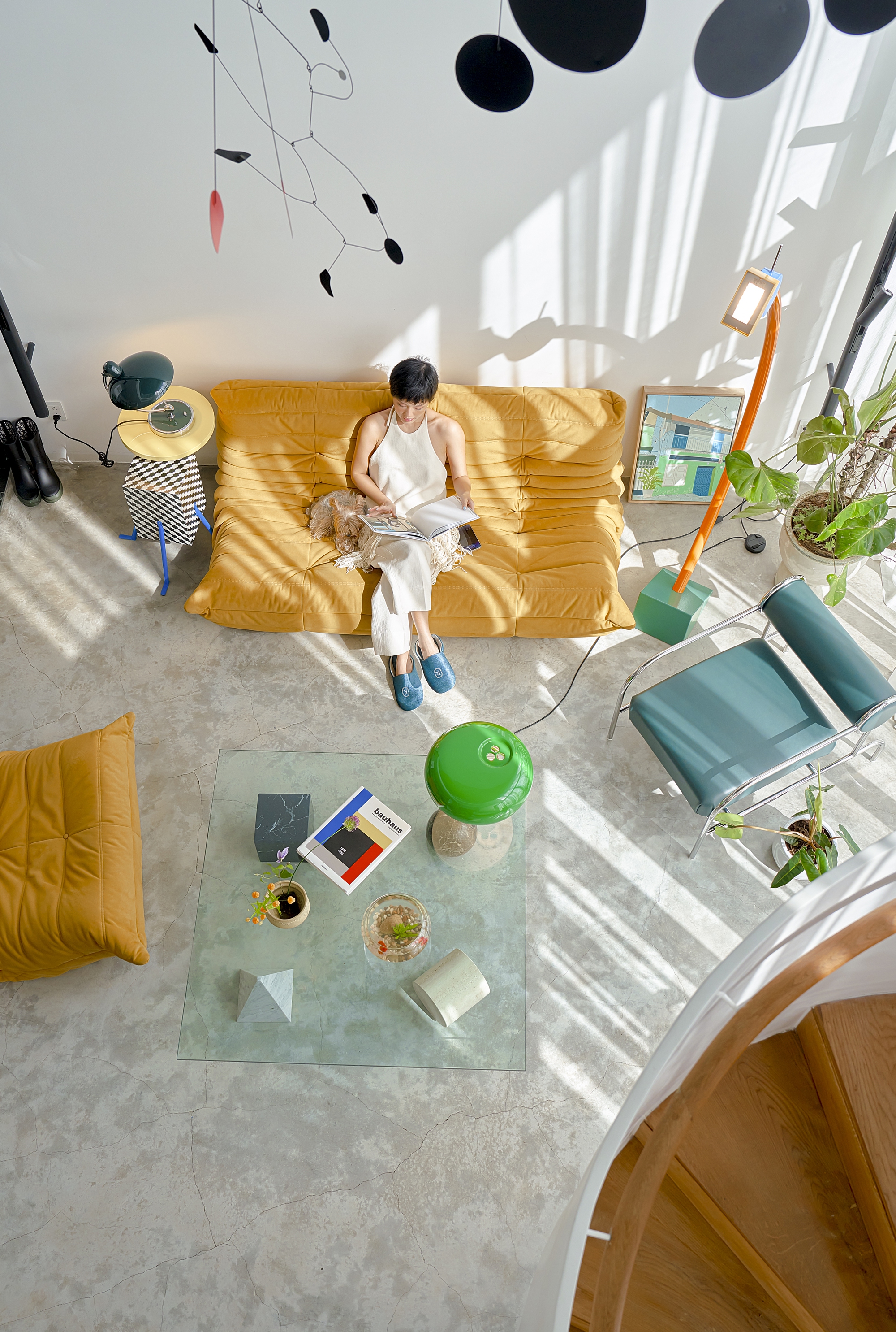 "House Are You?" tập 2: Căn duplex gần 140m2 của Cô Em Trendy, nội thất đắt đỏ, góc nào cũng đậm chất nghệ thuật - Ảnh 5. "House Are You?" tập 2: Căn duplex gần 140m2 của Cô Em Trendy, nội thất đắt đỏ, góc nào cũng đậm chất nghệ thuật - Ảnh 5.