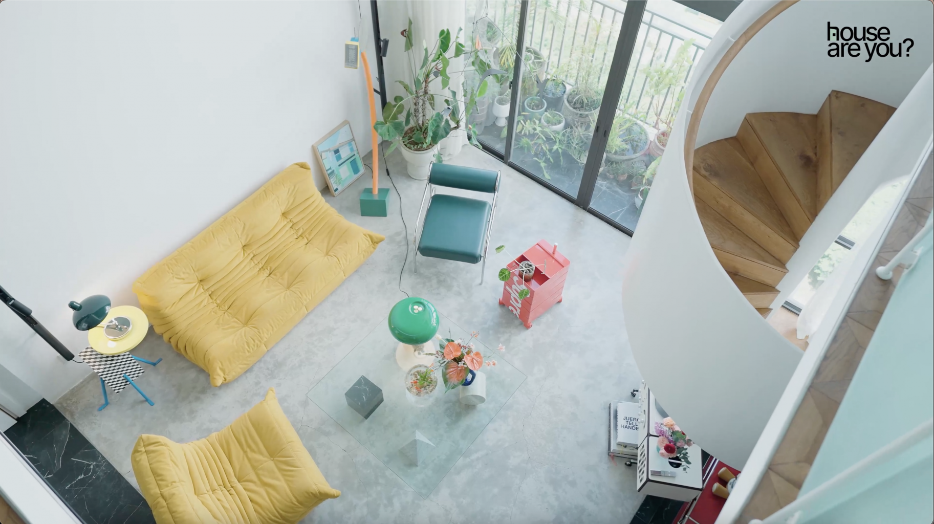 "House Are You?" tập 2: Căn duplex gần 140m2 của Cô Em Trendy, nội thất đắt đỏ, góc nào cũng đậm chất nghệ thuật - Ảnh 4. "House Are You?" tập 2: Căn duplex gần 140m2 của Cô Em Trendy, nội thất đắt đỏ, góc nào cũng đậm chất nghệ thuật - Ảnh 4.
