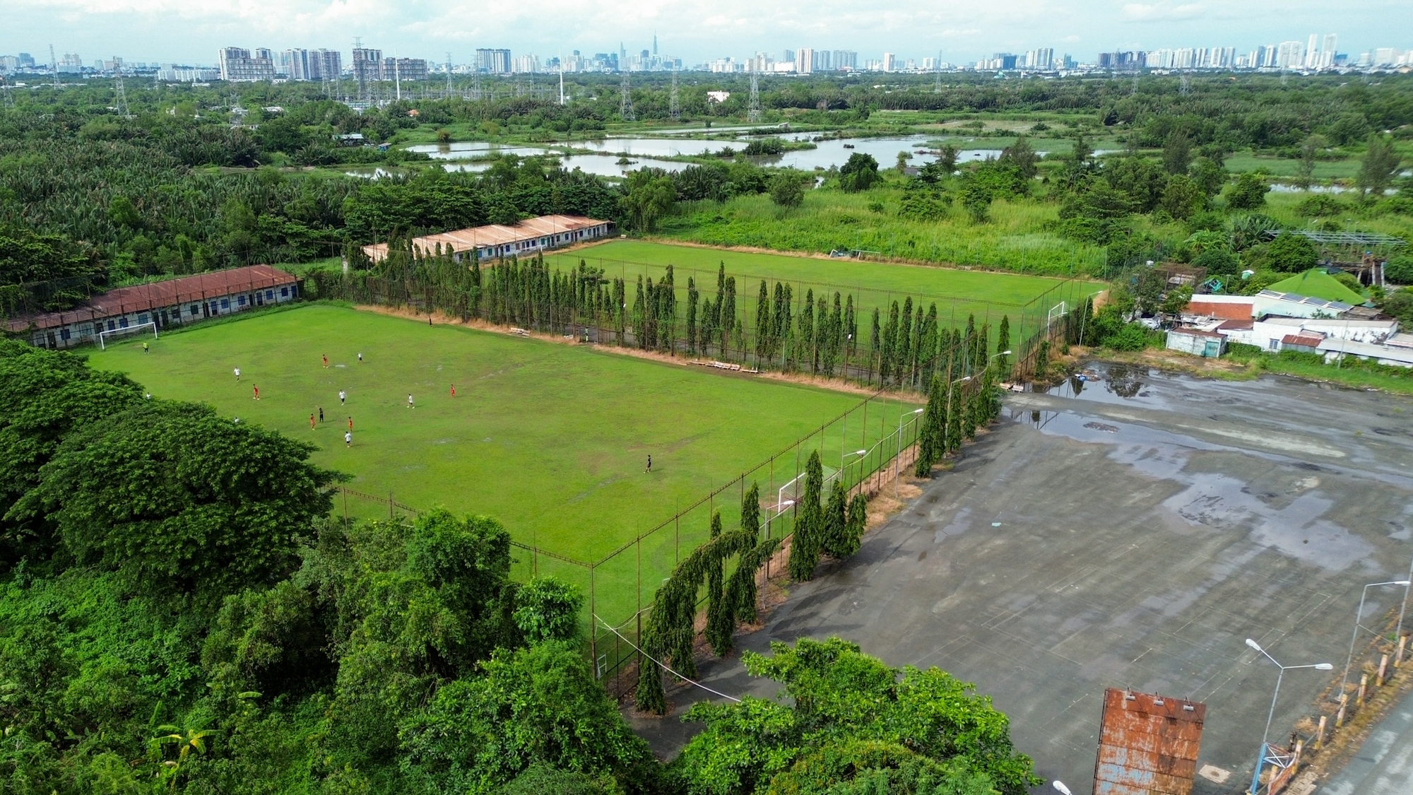 Phóng sự ảnh: Hoang tàn ở đại bản doanh của Sài Gòn FC - Ảnh 3.