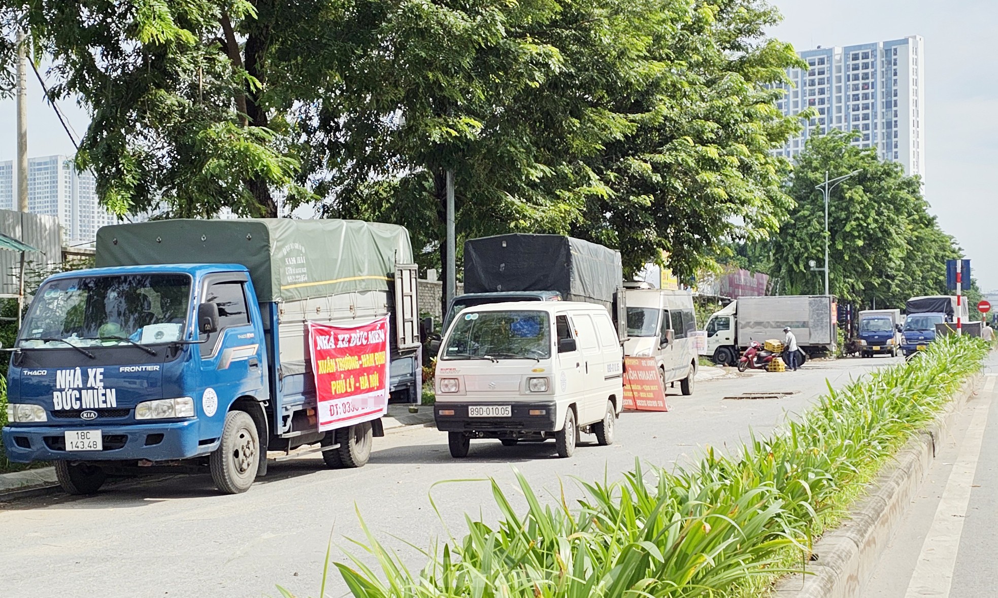 Cảnh tuyến đường BT nghìn tỷ ở Hà Nội biến thành bãi xe, nơi tập kết rác thải - Ảnh 2.