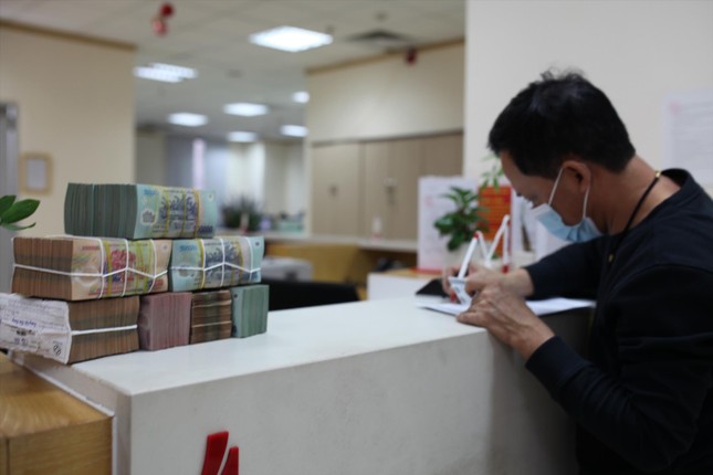 Được - mất khi vay ngân hàng trả nợ ngân hàng - Ảnh 1.