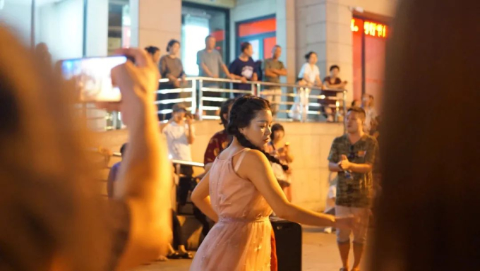 Người trẻ Trung Quốc rủ nhau làm diễn viên ở phim trường rộng nhất thế giới: Nằm im cũng kiếm ra tiền, dễ sống hơn "vật lộn trong thành phố" - Ảnh 8. Người trẻ Trung Quốc rủ nhau làm diễn viên ở phim trường rộng nhất thế giới: Nằm im cũng kiếm ra tiền, dễ sống hơn "vật lộn trong thành phố" - Ảnh 8.
