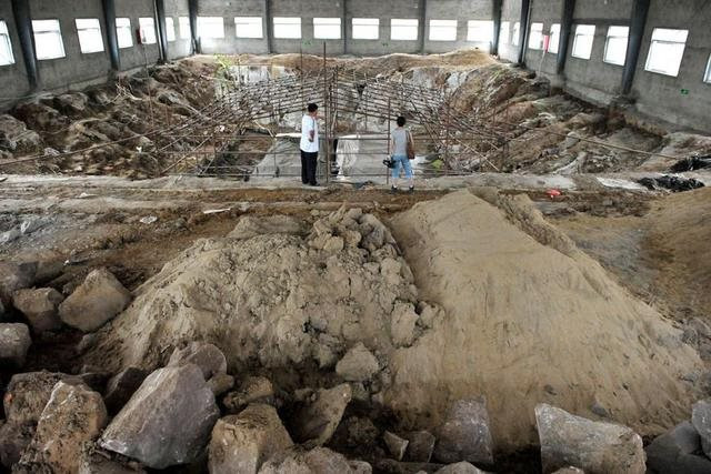 Khai thác đá trên núi, công nhân "đào" trúng “hang động” lạ: Hiện trường bị phong tỏa, chuyên gia tìm thấy kho báu trị giá 171,2 tỷ NDT - Ảnh 2. Khai thác đá trên núi, công nhân "đào" trúng “hang động” lạ: Hiện trường bị phong tỏa, chuyên gia tìm thấy kho báu trị giá 171,2 tỷ NDT - Ảnh 2.