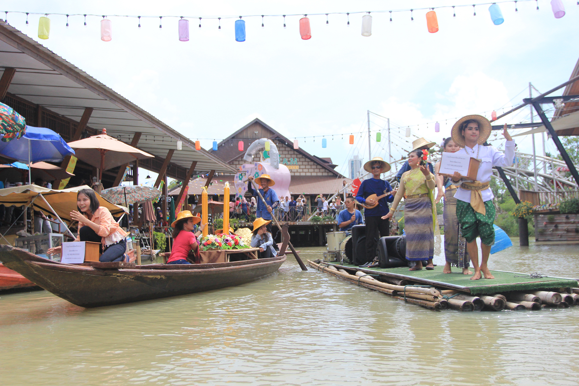 Chùm ảnh: Chợ nổi Pattaya trước khi gặp hỏa hoạn kinh hoàng - Ảnh 6. Chùm ảnh: Chợ nổi Pattaya trước khi gặp hỏa hoạn kinh hoàng - Ảnh 6.