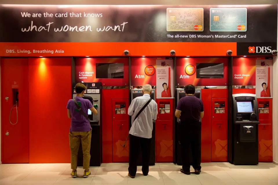 “Nhặt” được thẻ ATM còn đoán trúng mã PIN, người đàn ông Singapore sung sướng hưởng lộc trời rồi bị cảnh sát “ập tới” - Ảnh 2. “Nhặt” được thẻ ATM còn đoán trúng mã PIN, người đàn ông Singapore sung sướng hưởng lộc trời rồi bị cảnh sát “ập tới” - Ảnh 2.
