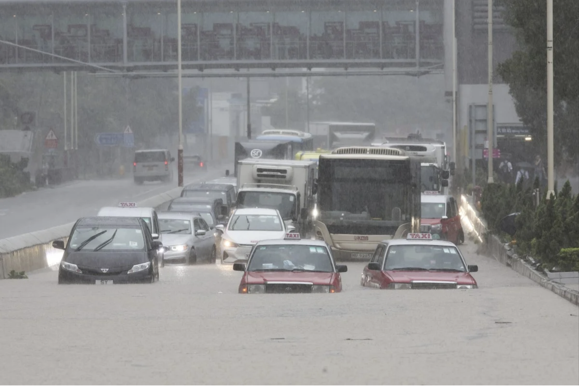 Cận cảnh ngập lụt khủng khiếp ở Hồng Kông - Ảnh 2.