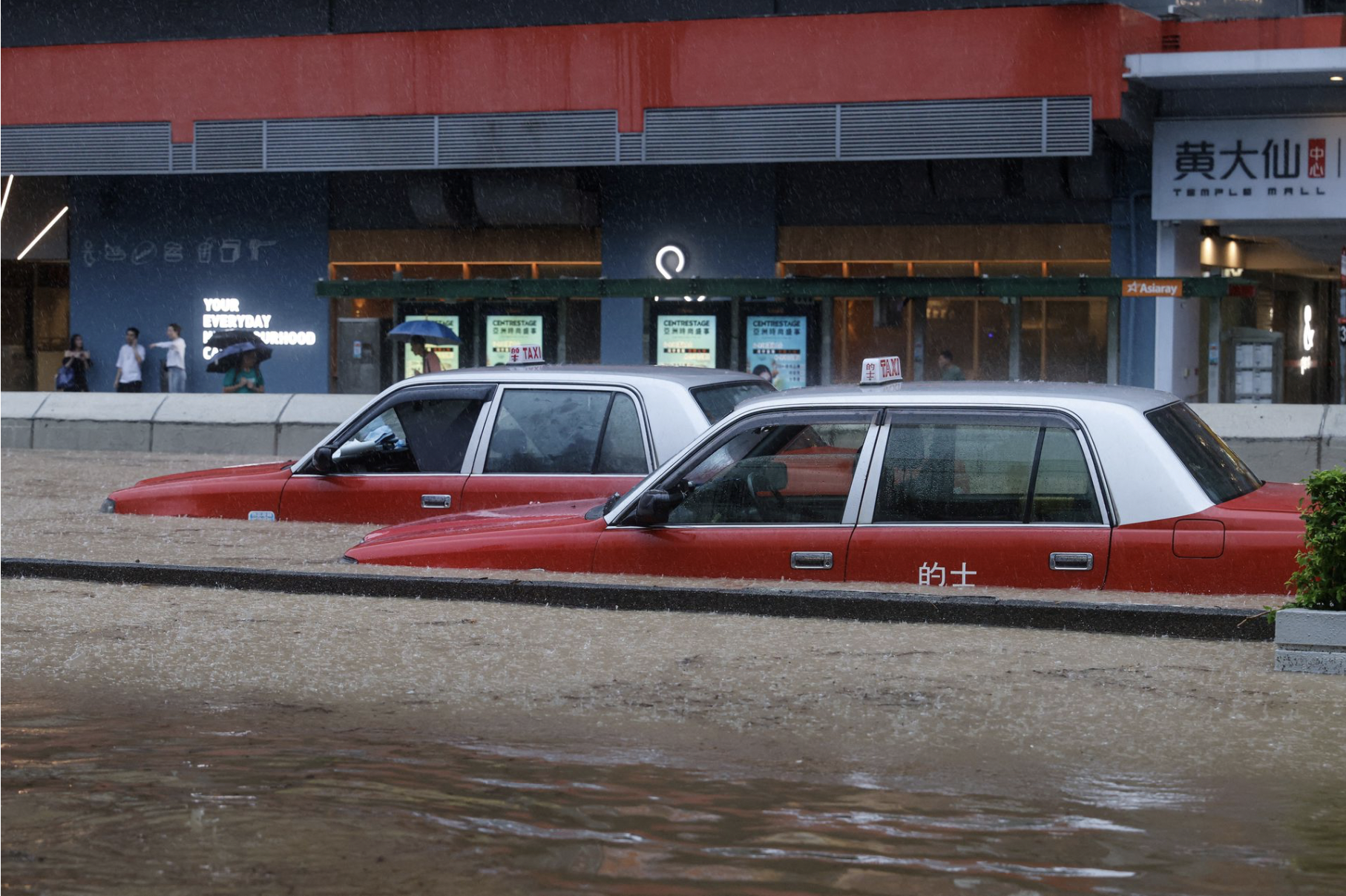 Cận cảnh ngập lụt khủng khiếp ở Hồng Kông - Ảnh 20.