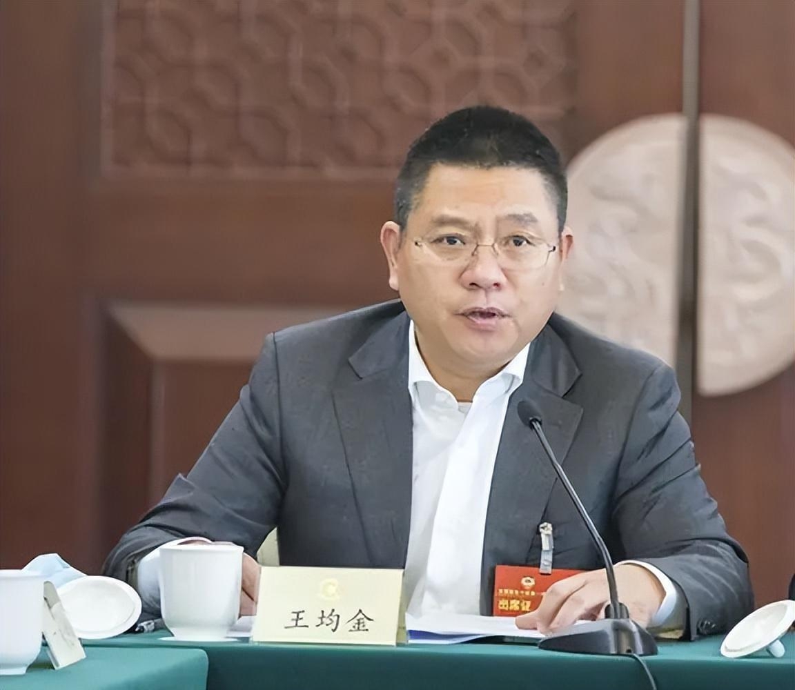 Chủ tịch nắm trong tay công ty 120 nghìn tỷ đồng, giả làm công nhân đi "vi hành", ai ngờ suýt bị sa thải ngay ngày đầu tiên đến công trường - Ảnh 2. Chủ tịch nắm trong tay công ty 120 nghìn tỷ đồng, giả làm công nhân đi "vi hành", ai ngờ suýt bị sa thải ngay ngày đầu tiên đến công trường - Ảnh 2.