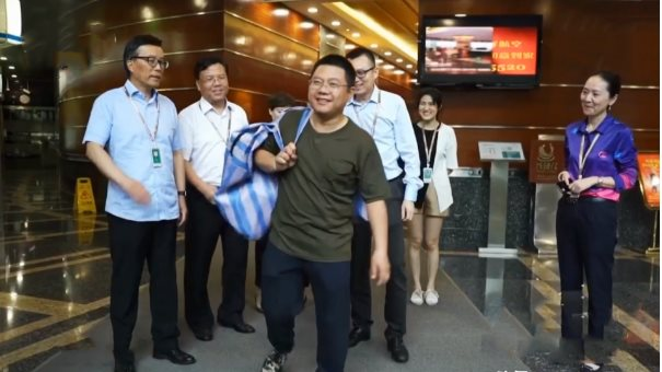 Chủ tịch nắm trong tay công ty 120 nghìn tỷ đồng, giả làm công nhân đi "vi hành", ai ngờ suýt bị sa thải ngay ngày đầu tiên đến công trường - Ảnh 1. Chủ tịch nắm trong tay công ty 120 nghìn tỷ đồng, giả làm công nhân đi "vi hành", ai ngờ suýt bị sa thải ngay ngày đầu tiên đến công trường - Ảnh 1.