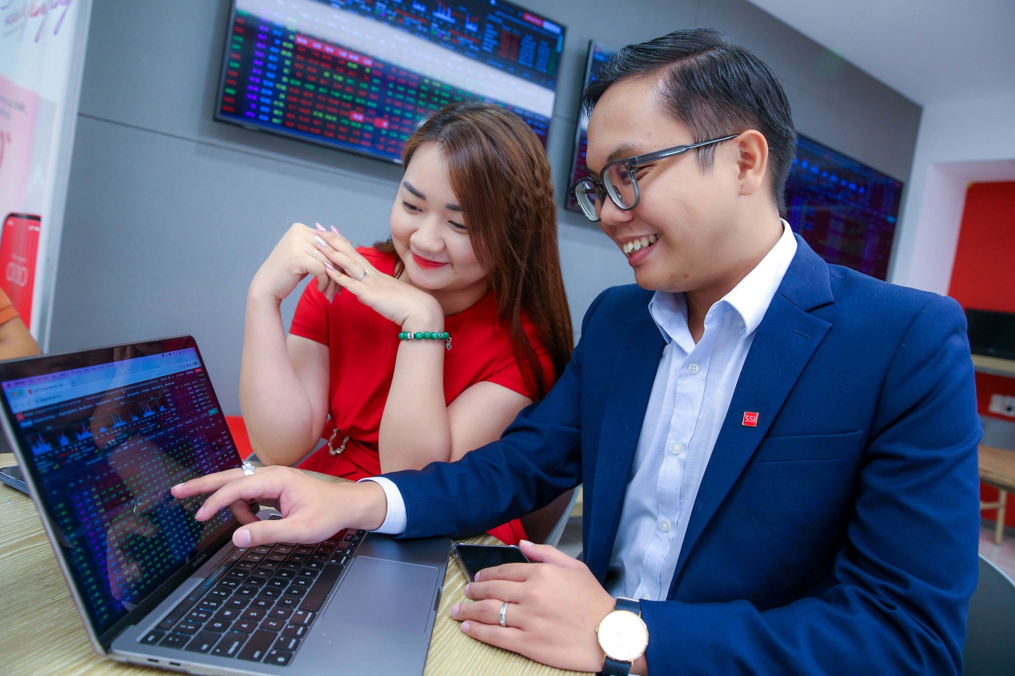 Chứng khoán vẫn là kênh đầu tư hấp dẫn?- Ảnh 1. Chứng khoán vẫn là kênh đầu tư hấp dẫn?- Ảnh 1.