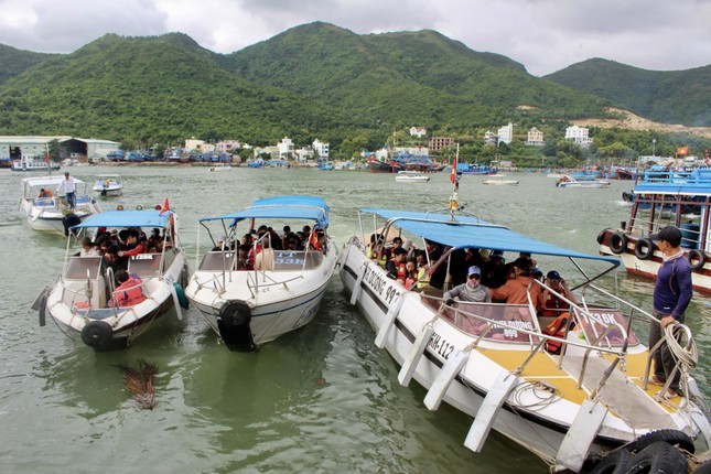 Du lịch biển đảo Nha Trang hút khách ngày đầu năm mới, khách Trung Quốc 'xông đất' xứ Lạng - Ảnh 1.