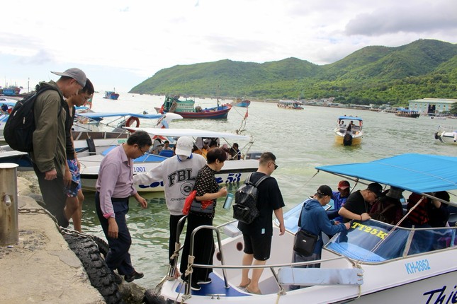 Du lịch biển đảo Nha Trang hút khách ngày đầu năm mới, khách Trung Quốc 'xông đất' xứ Lạng - Ảnh 3.
