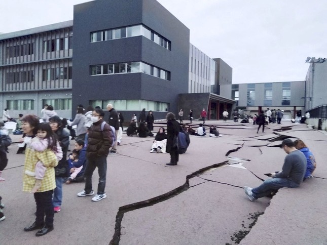 Động đất cực mạnh ở Nhật Bản, cảnh báo sóng thần cao tới 5m - Ảnh 1.