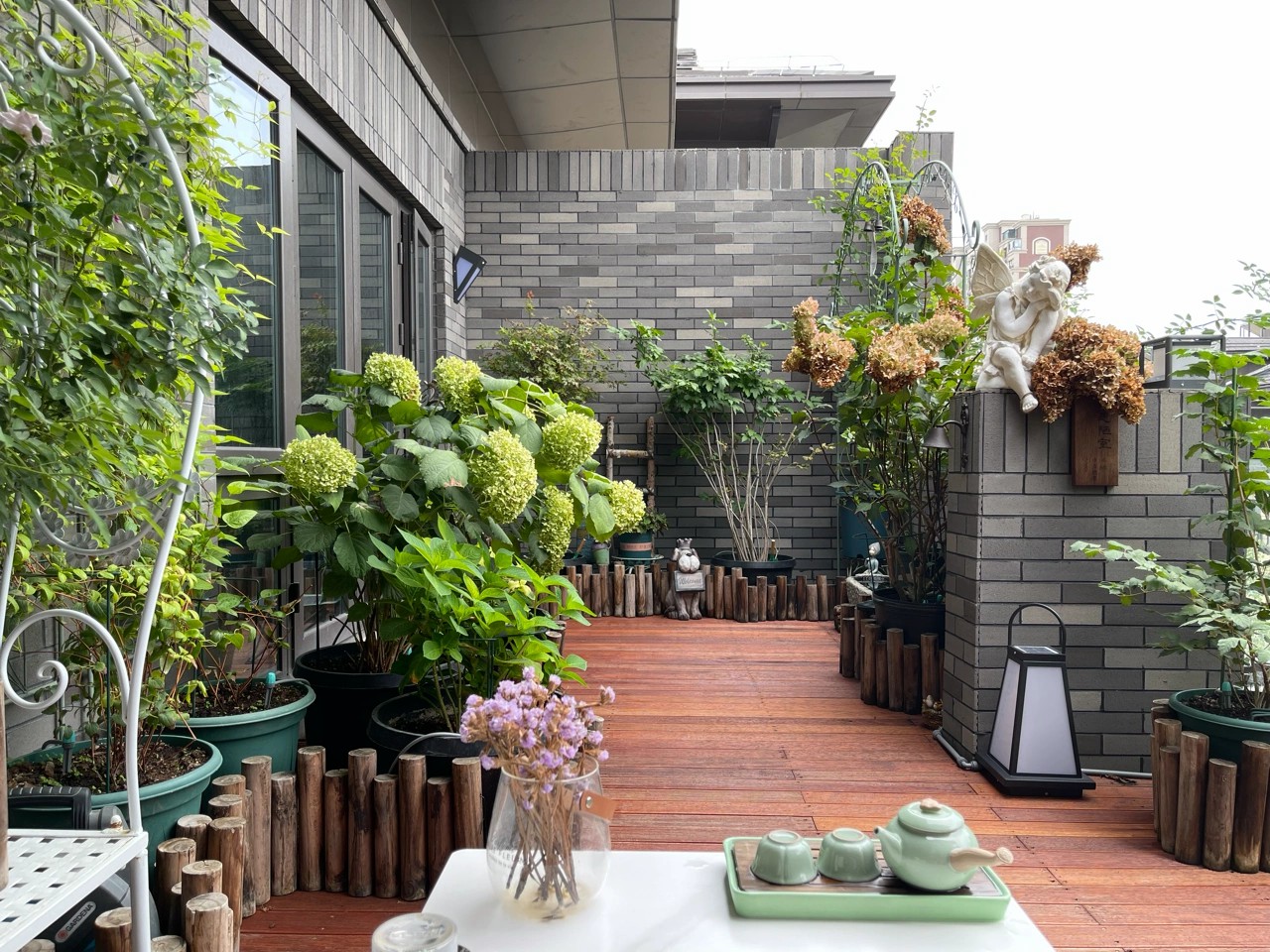 Chi hơn 70 triệu để cải tạo sân thượng, cặp vợ chồng có kết quả mỹ mãn với khu vườn 25m² xanh mướt mắt- Ảnh 2. Chi hơn 70 triệu để cải tạo sân thượng, cặp vợ chồng có kết quả mỹ mãn với khu vườn 25m² xanh mướt mắt- Ảnh 2.
