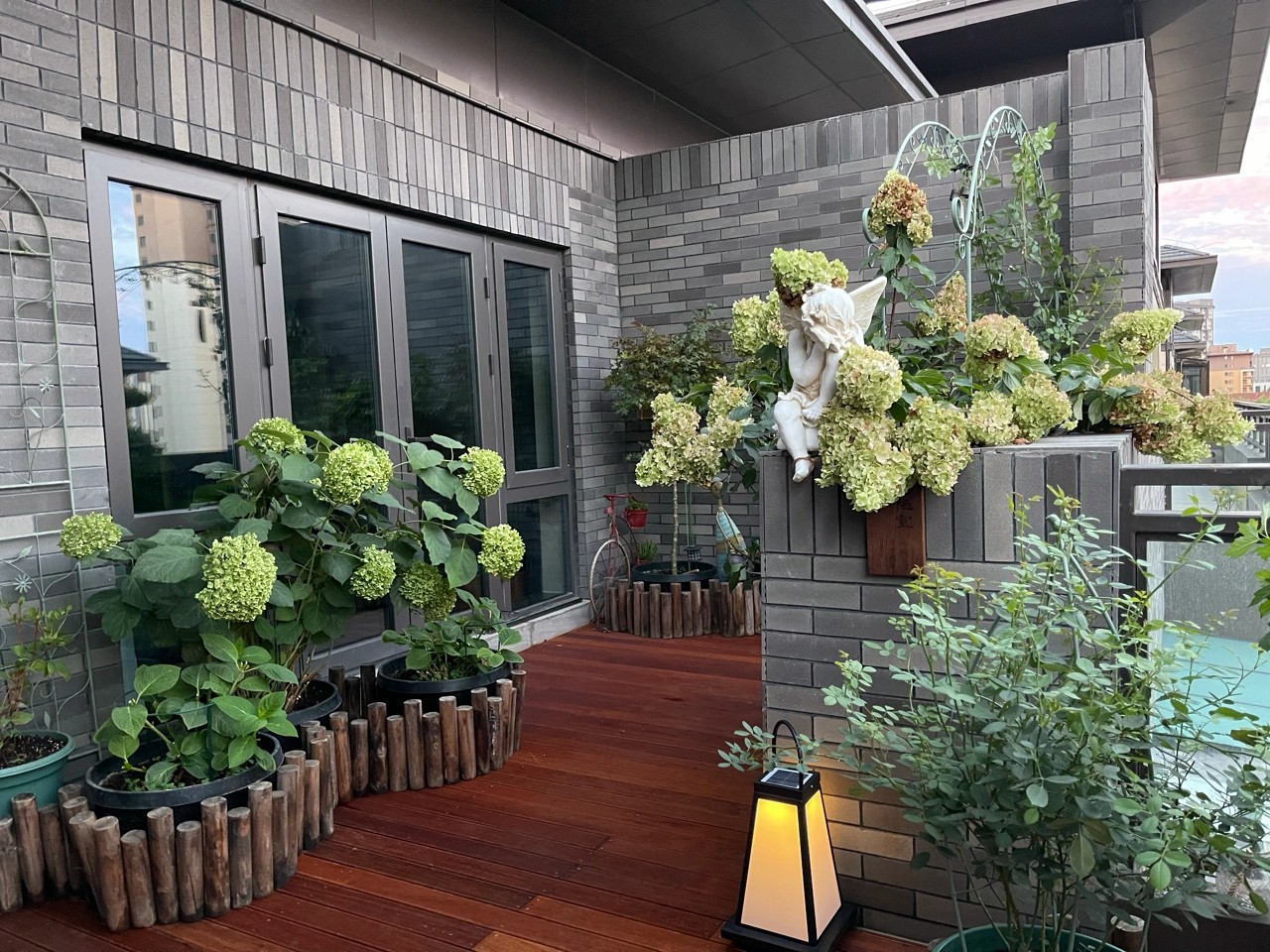 Chi hơn 70 triệu để cải tạo sân thượng, cặp vợ chồng có kết quả mỹ mãn với khu vườn 25m² xanh mướt mắt- Ảnh 6. Chi hơn 70 triệu để cải tạo sân thượng, cặp vợ chồng có kết quả mỹ mãn với khu vườn 25m² xanh mướt mắt- Ảnh 6.