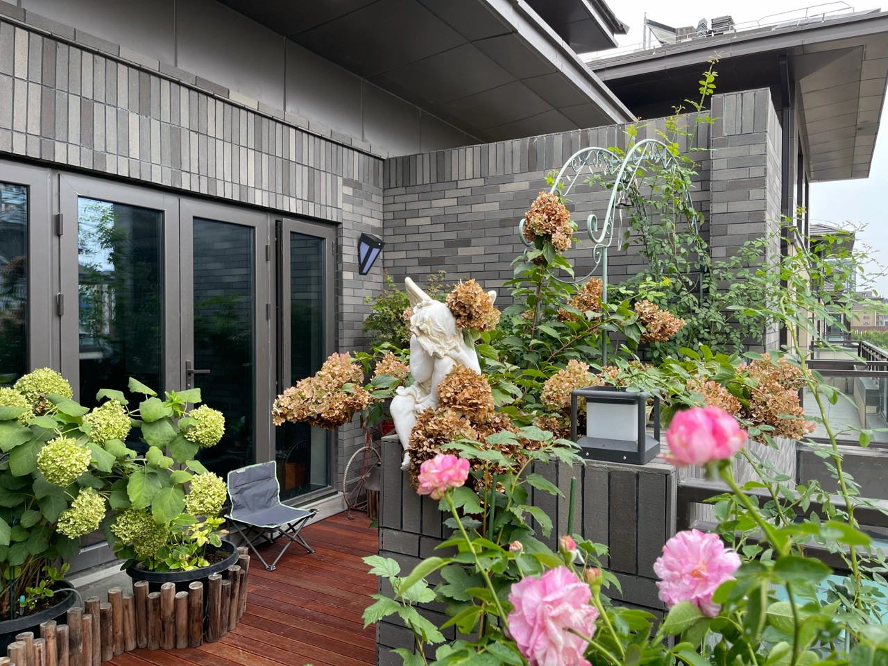 Chi hơn 70 triệu để cải tạo sân thượng, cặp vợ chồng có kết quả mỹ mãn với khu vườn 25m² xanh mướt mắt- Ảnh 10. Chi hơn 70 triệu để cải tạo sân thượng, cặp vợ chồng có kết quả mỹ mãn với khu vườn 25m² xanh mướt mắt- Ảnh 10.