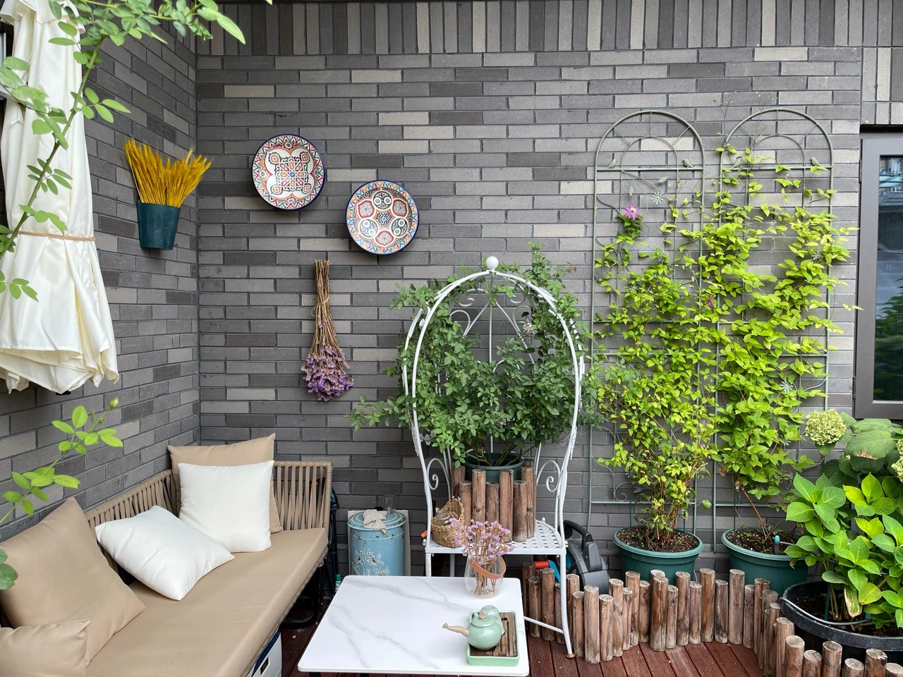 Chi hơn 70 triệu để cải tạo sân thượng, cặp vợ chồng có kết quả mỹ mãn với khu vườn 25m² xanh mướt mắt- Ảnh 5. Chi hơn 70 triệu để cải tạo sân thượng, cặp vợ chồng có kết quả mỹ mãn với khu vườn 25m² xanh mướt mắt- Ảnh 5.