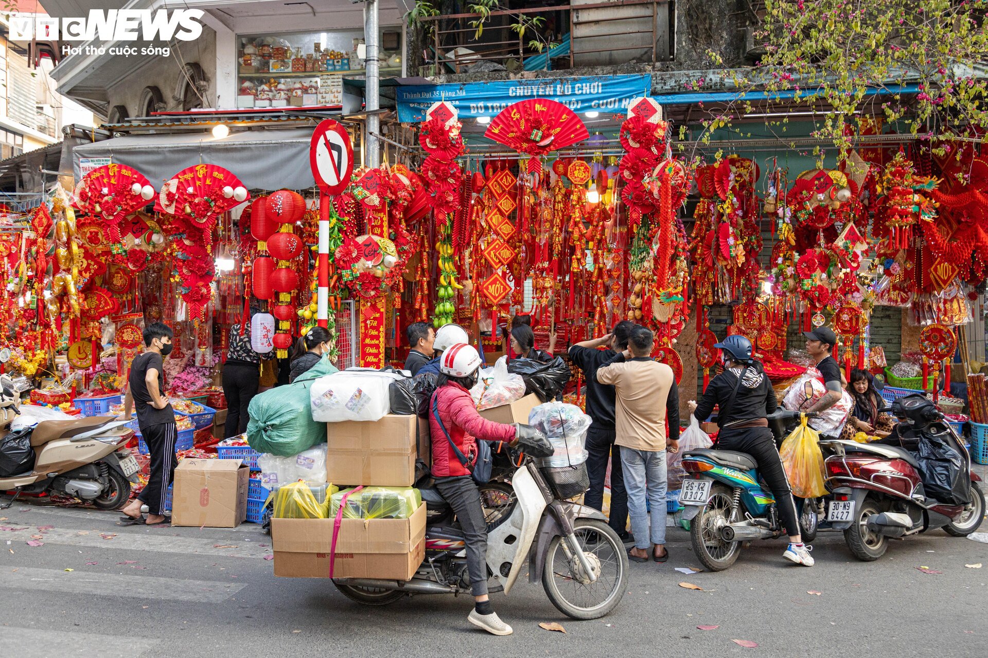 Hà Nội: Phố Hàng Mã rực sắc Xuân, người dân tất bật sắm đồ trang trí Tết sớm - Ảnh 6.