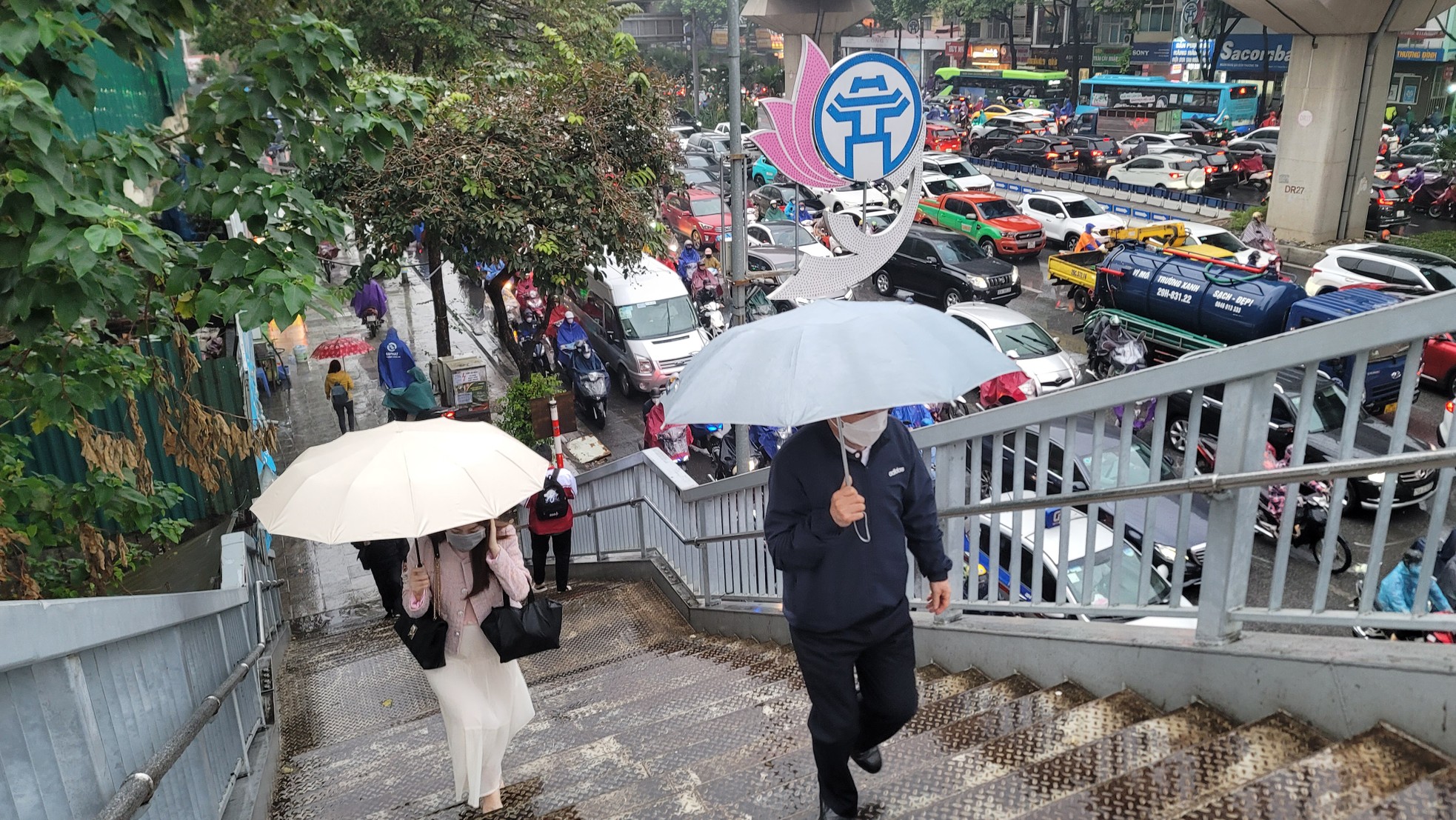 Mưa tầm tã từ sáng sớm, người Hà Nội chật vật 'vượt' ùn tắc đến công sở - Ảnh 9.