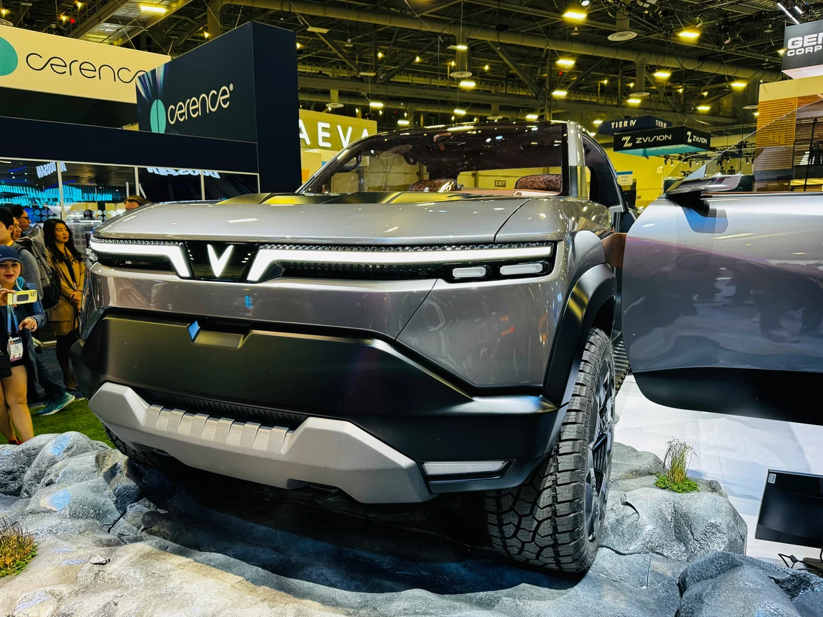 Bán tải VinFast ra mắt với thiết kế như xe viễn tưởng: Cửa mở ngược như Rolls-Royce, trần kính cực lớn - Ảnh 17.
