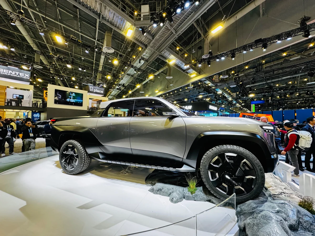 Bán tải VinFast ra mắt với thiết kế như xe viễn tưởng: Cửa mở ngược như Rolls-Royce, trần kính cực lớn - Ảnh 20.