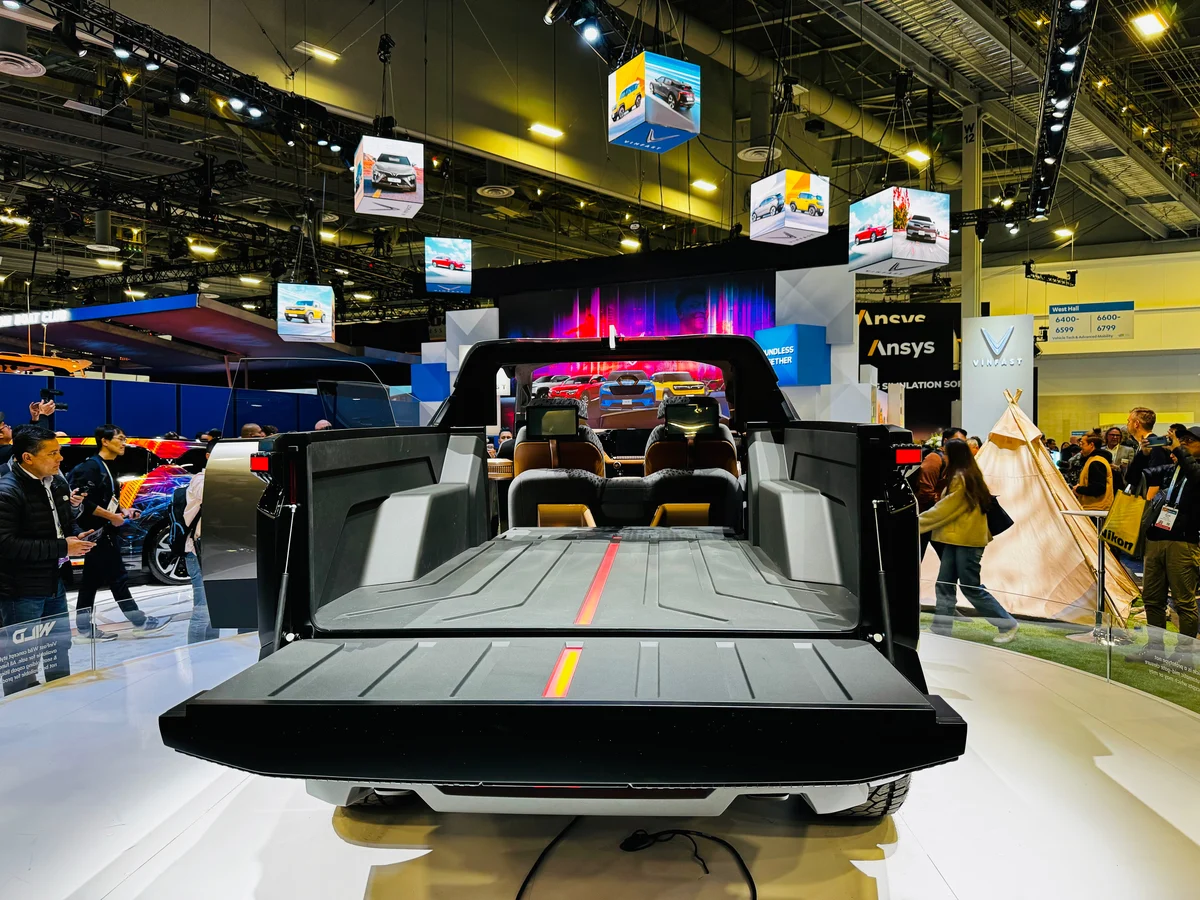 Bán tải VinFast ra mắt với thiết kế như xe viễn tưởng: Cửa mở ngược như Rolls-Royce, trần kính cực lớn - Ảnh 19.