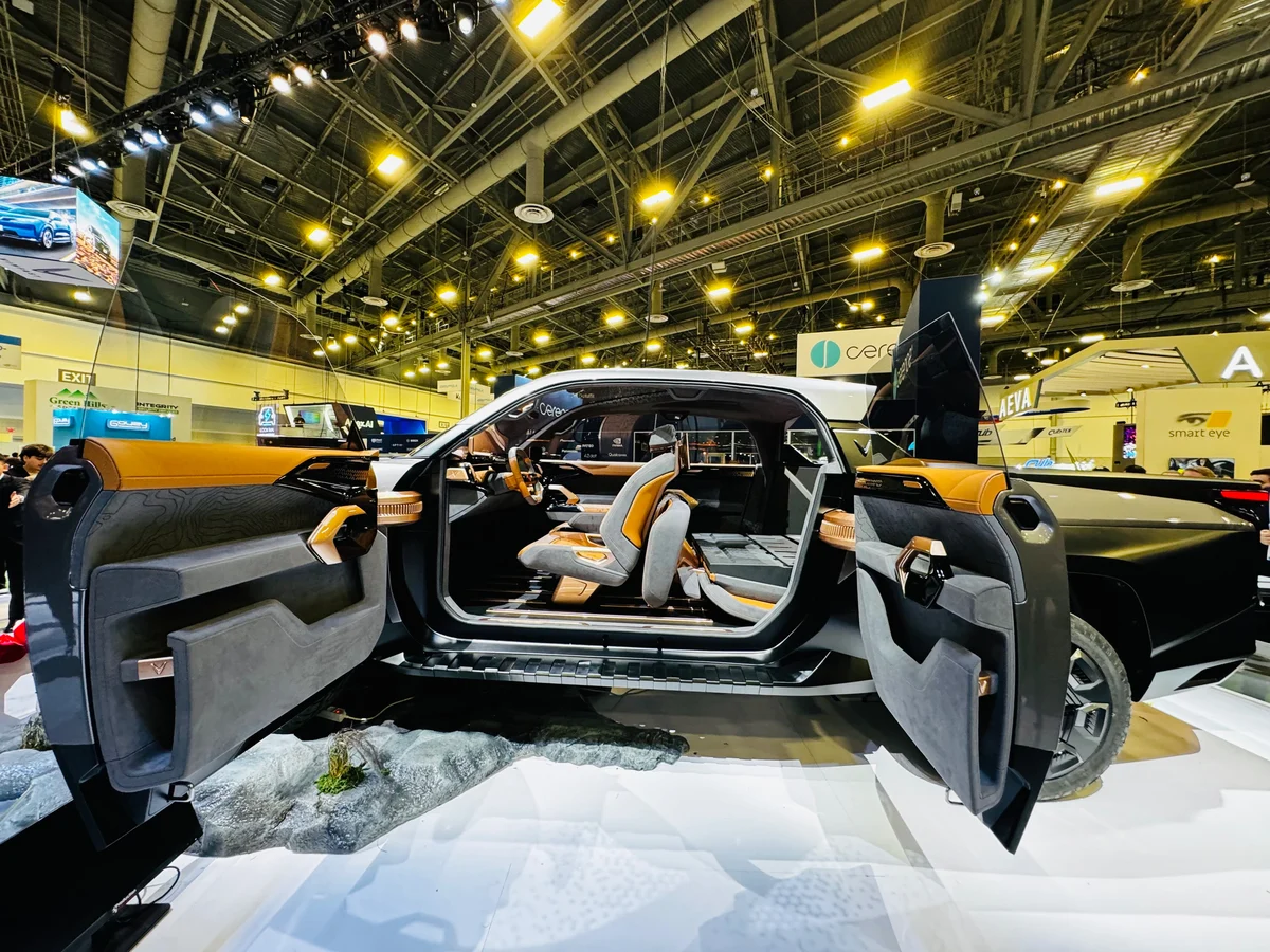 Bán tải VinFast ra mắt với thiết kế như xe viễn tưởng: Cửa mở ngược như Rolls-Royce, trần kính cực lớn - Ảnh 18.
