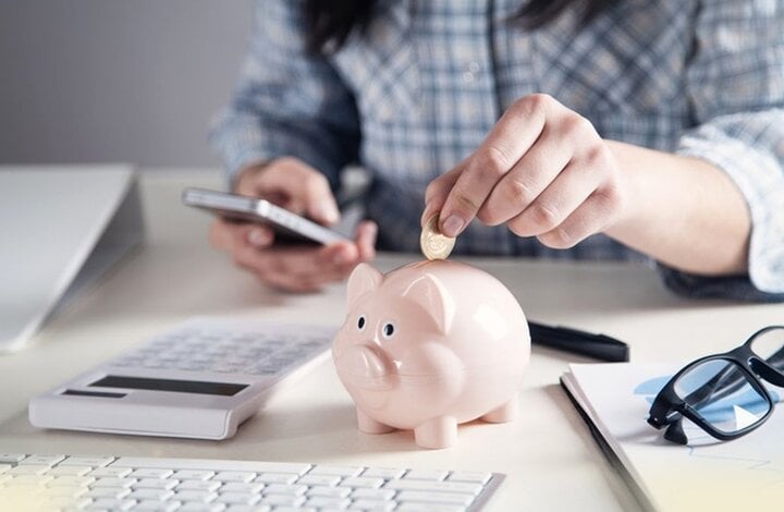 Nên gửi tiền 1 năm rồi rút ra gửi lại hay gửi liền 2 năm? - Ảnh 1.