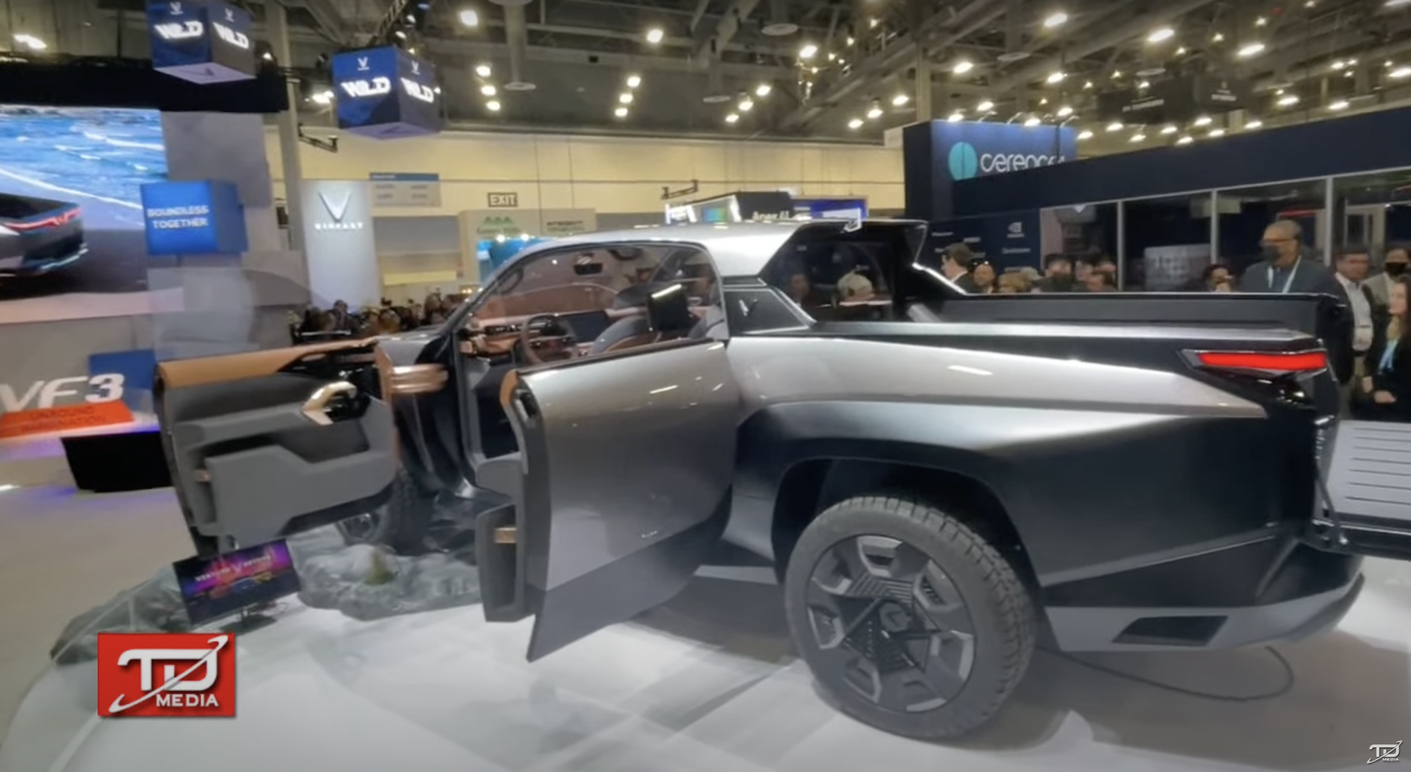 Bán tải VinFast ra mắt với thiết kế như xe viễn tưởng: Cửa mở ngược như Rolls-Royce, trần kính cực lớn - Ảnh 2.