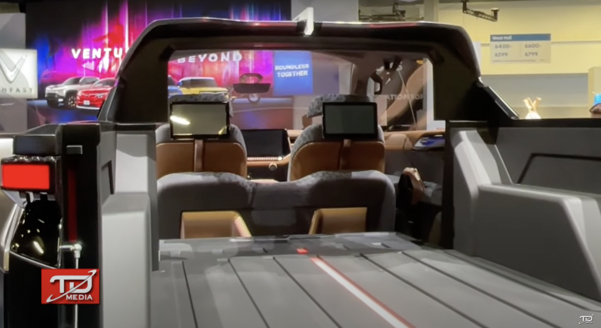 Bán tải VinFast ra mắt với thiết kế như xe viễn tưởng: Cửa mở ngược như Rolls-Royce, trần kính cực lớn - Ảnh 5.