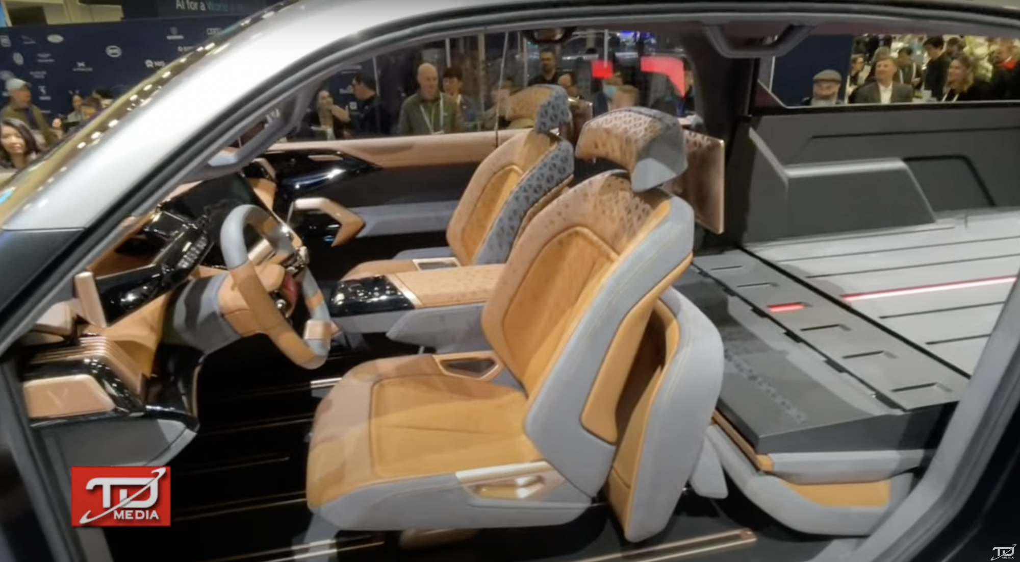 Bán tải VinFast ra mắt với thiết kế như xe viễn tưởng: Cửa mở ngược như Rolls-Royce, trần kính cực lớn - Ảnh 4.