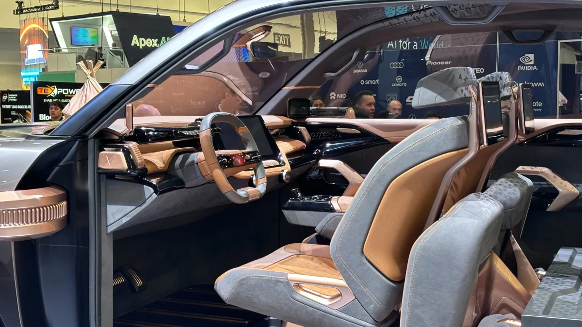 Bán tải VinFast ra mắt với thiết kế như xe viễn tưởng: Cửa mở ngược như Rolls-Royce, trần kính cực lớn - Ảnh 27.