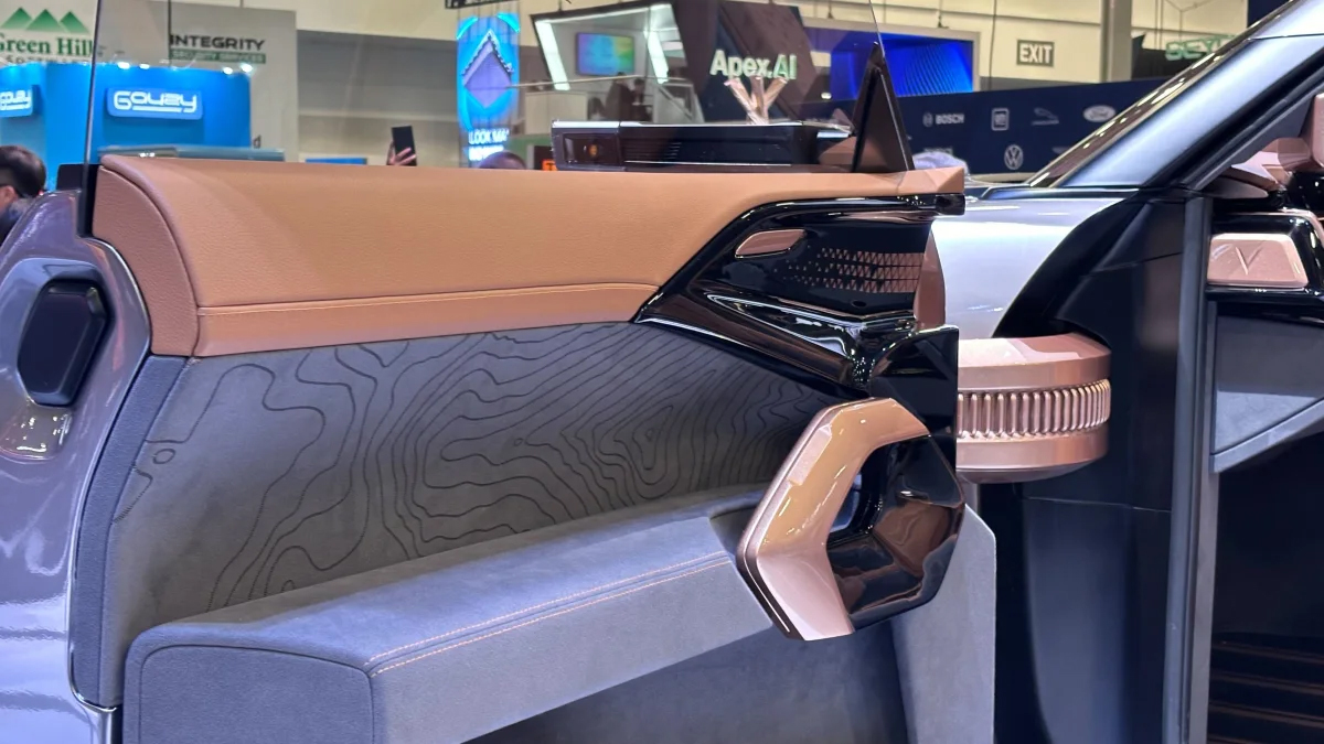Bán tải VinFast ra mắt với thiết kế như xe viễn tưởng: Cửa mở ngược như Rolls-Royce, trần kính cực lớn - Ảnh 28.