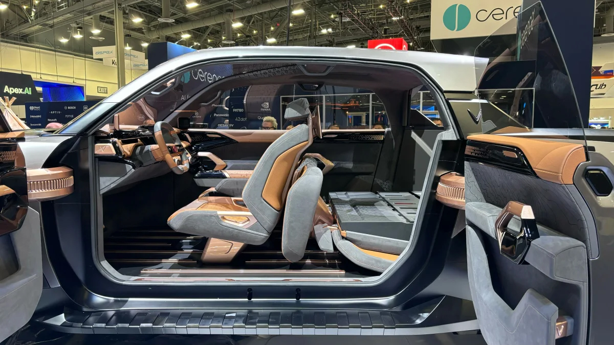 Bán tải VinFast ra mắt với thiết kế như xe viễn tưởng: Cửa mở ngược như Rolls-Royce, trần kính cực lớn - Ảnh 25.