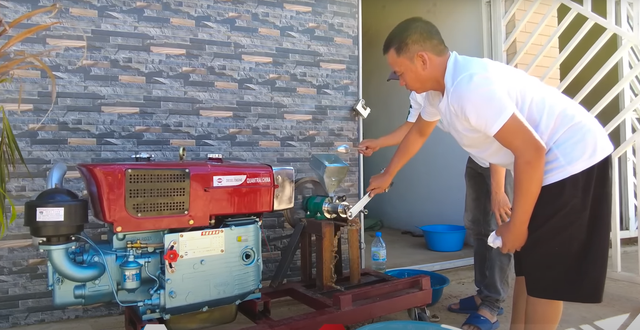 Thức quà tuổi thơ của người Việt xuất hiện ở Angola, cả con phố náo loạn, vây kín xem thành phẩm - Ảnh 5. Thức quà tuổi thơ của người Việt xuất hiện ở Angola, cả con phố náo loạn, vây kín xem thành phẩm - Ảnh 5.