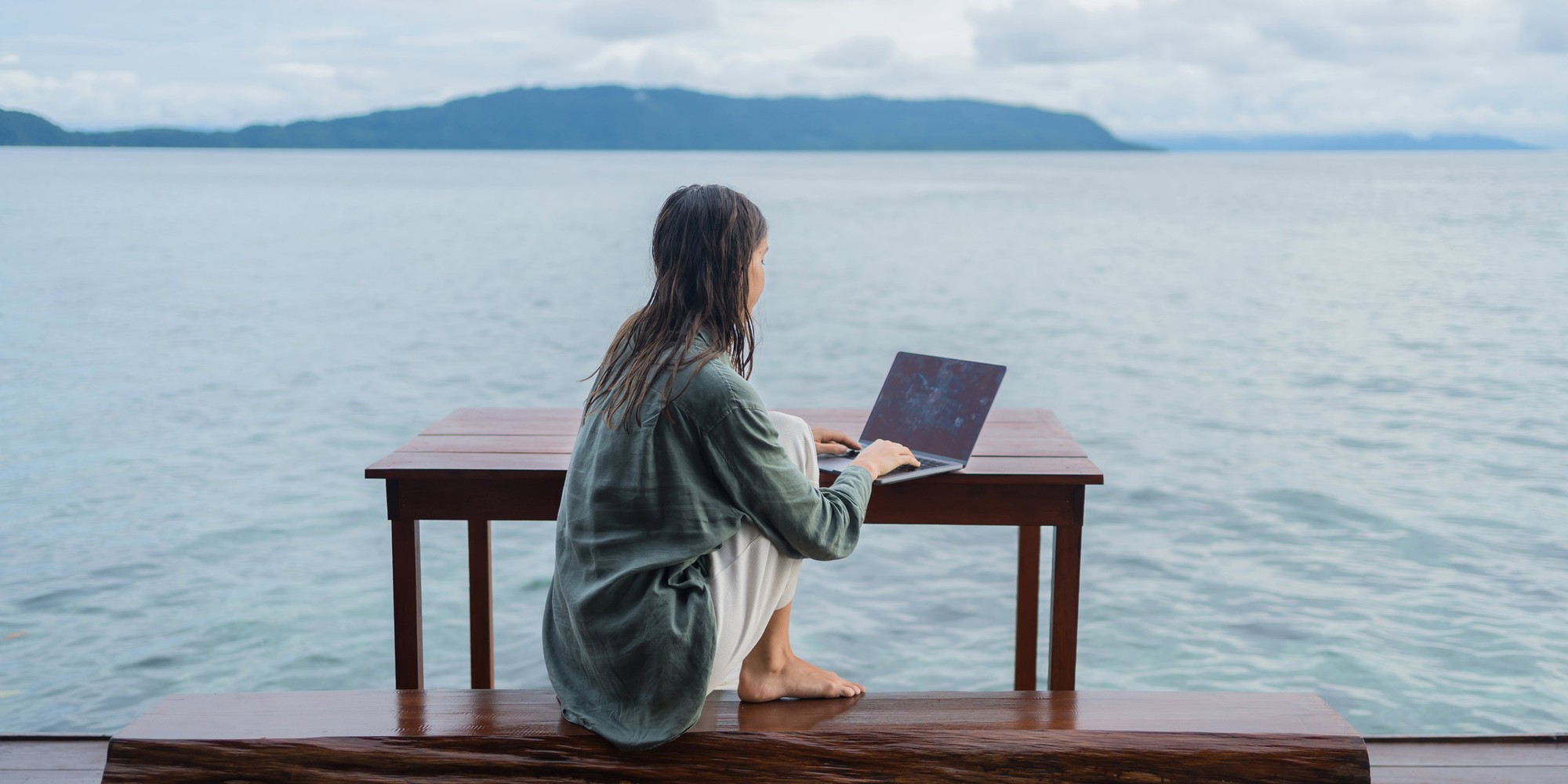 Xu hướng làm freelance vác laptop ra biển làm việc đã chết: Giấc mộng về cuộc sống bình yên lãng mạn không chấm công vì đâu lụi tàn? - Ảnh 3. Xu hướng làm freelance vác laptop ra biển làm việc đã chết: Giấc mộng về cuộc sống bình yên lãng mạn không chấm công vì đâu lụi tàn? - Ảnh 3.
