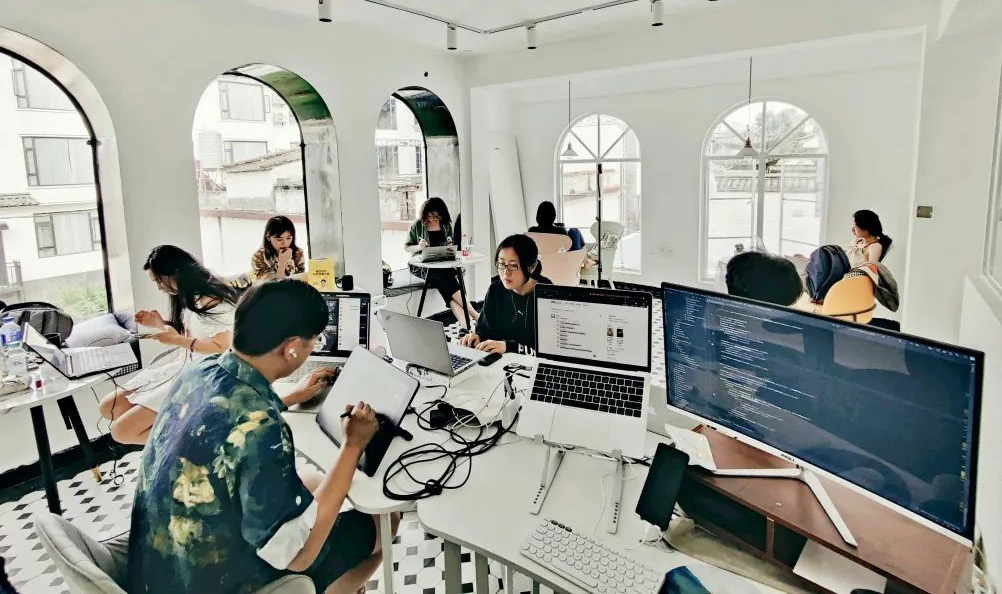 Xu hướng làm freelance vác laptop ra biển làm việc đã chết: Giấc mộng về cuộc sống bình yên lãng mạn không chấm công vì đâu lụi tàn? - Ảnh 2. Xu hướng làm freelance vác laptop ra biển làm việc đã chết: Giấc mộng về cuộc sống bình yên lãng mạn không chấm công vì đâu lụi tàn? - Ảnh 2.